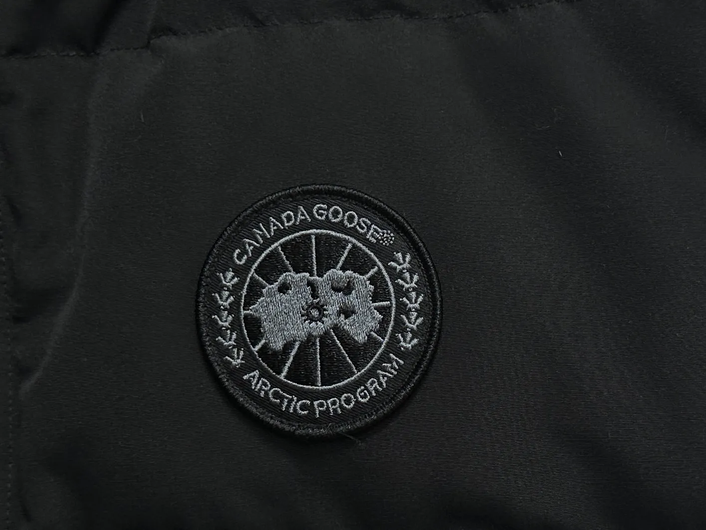 P360 [Canada Goose] Canada Goose black label #Freestyle Crew 4151mb men’s and women’s vest down ➖ Imported Behringer embroidery machine with customized 10,000-needle embroidery label! ➖ Imported 21-count polyester-cotton blended original fabric, using Feather-Light 10D waterproof coating fabric, made of 84.5% polyester fiber and 15.5% cotton, 100% the best feel in the entire network! ➖ The genuine official website uses the national standard 80 white duck down, and will never be misled by false claims such as 90 down or goose down! ➖ 100% nylon nylon lining with double double-layer sealing design to prevent velvet from running away. Top-grade polar fleece is used in the collar and pockets to keep warm and comfortable! ➖ Yoshida YKK provides original custom-made electroplated sliders. YKK two-way lockable zippers are tight and smooth and will not peel off paint! ➖ 3M composite original Velcro is durable, and all accessories and hardware are disassembled and customized! ⛔No slander, no exaggeration, no need for too much copywriting, because it is focused, it is professional!  SIZE: XS S M L XL XXL